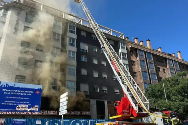 Firefighters evacuate two buildings due to a fire in a restaurant on Bravo Murillo
