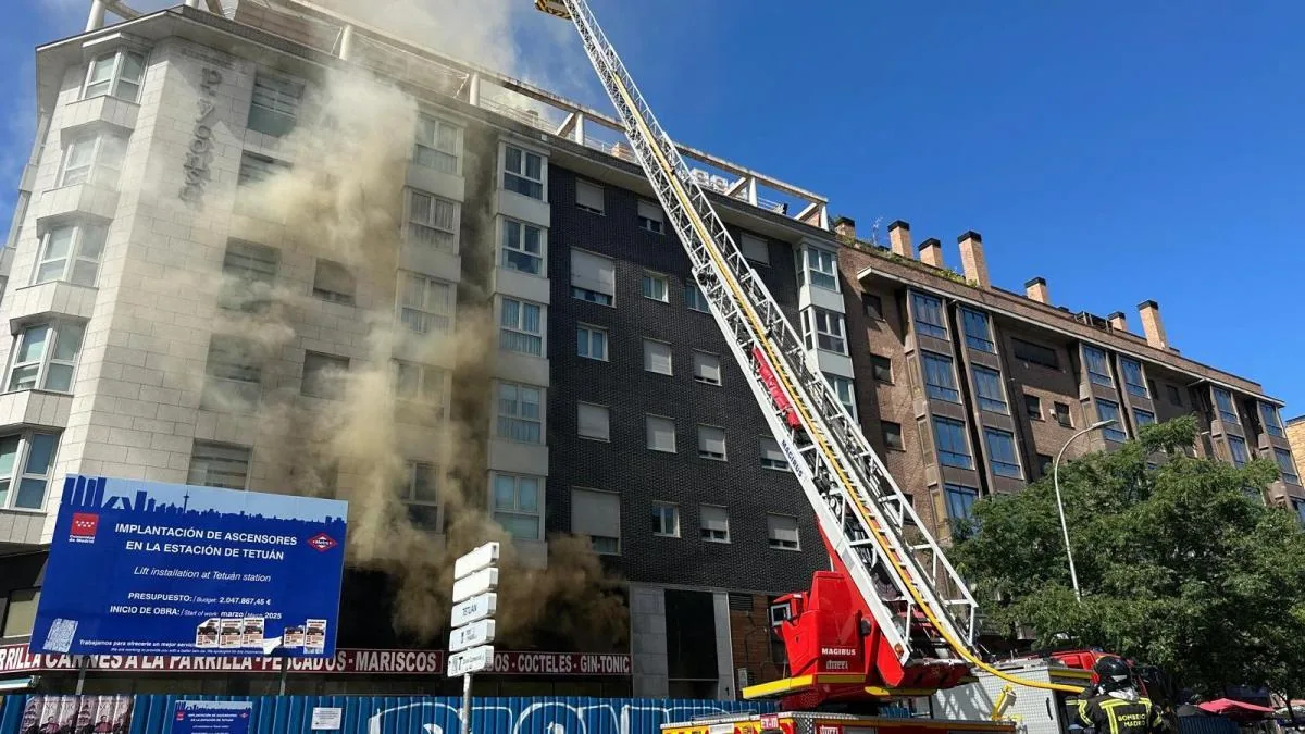 Firefighters evacuate two buildings due to a fire in a restaurant on Bravo Murillo