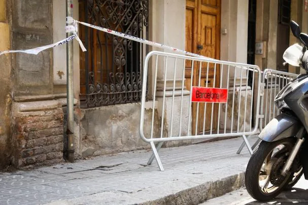 Las vallas abundan estos días en el barrio de Sant Gervasi-La Bonanova