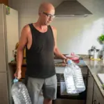Three families from El Masnou suffer a water cut in the middle of a heatwave