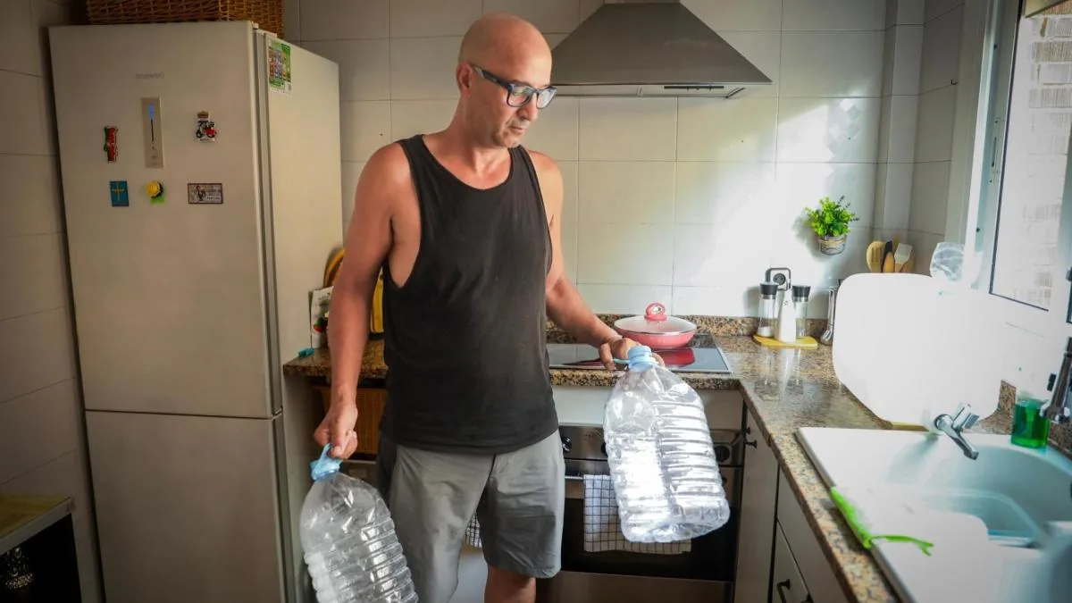 Three families from El Masnou suffer a water cut in the middle of a heatwave