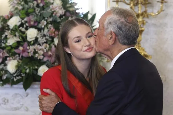 Rebelo de Sousa greets Princess Leonor with a kiss on her first official trip to Portugal. July 12, 2024