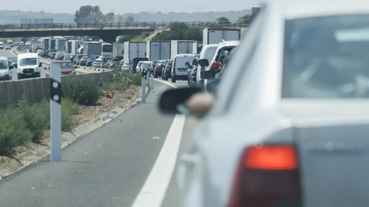 Accidents and traffic jams mark the start of the second summer getaway operation