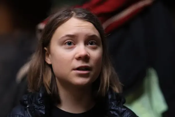 The incredible voice of Greta Thunberg's singer sister: "They say I'm a gay icon"