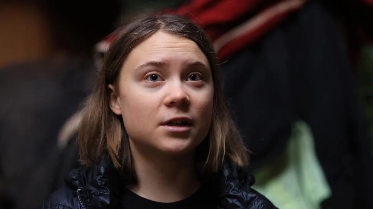 The incredible voice of Greta Thunberg's singer sister: "They say I'm a gay icon"