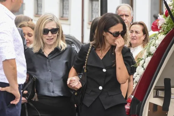 Paula Echevarría cries over the death of her father at his funeral, in Candás, alongside her mother and her daughter Daniella