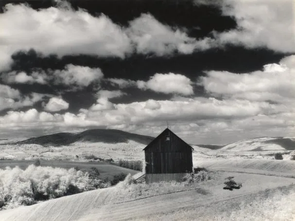 Minor White. 'Barn and Clouds' (alrededores de Naples y Dansville, Nueva York), de 'Secuencia 10 / Catedrales rurales', octubre de 1955. Copia de plata en gelatina 