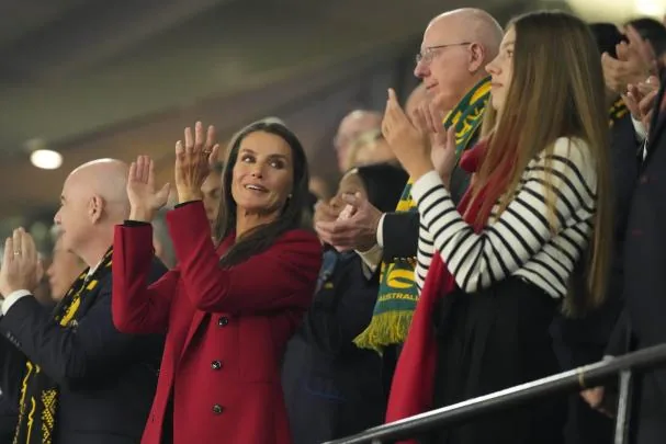  Letizia and Sofía, on August 20, 2023, at Sydney stadium, where the Spanish women's team was crowned world champion after defeating England)