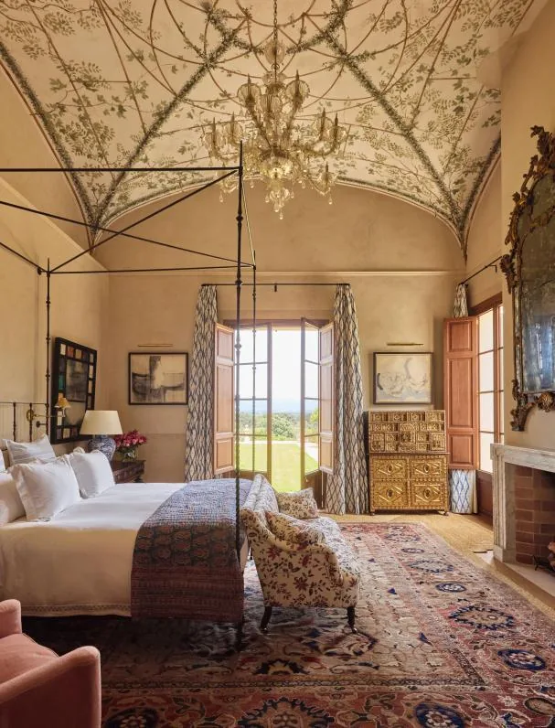 Un espectacular dormitorio de la Finca X’arbet, donde sus propietarios, Michael S. Smith y James Costos, han recibido a Michele Obama, entre otros