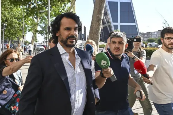 The judge postpones setting the date for the trial of González Amador due to "work overload"