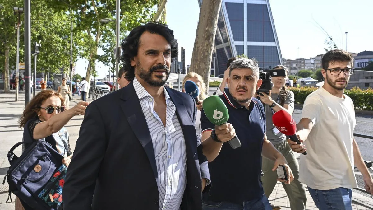 The judge postpones setting the date for the trial of González Amador due to "work overload"