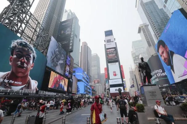 Images of Lamine Yamal and Messi in Times Square (New York)