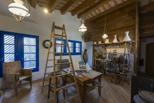 The office space that gives access to the small bedroom 