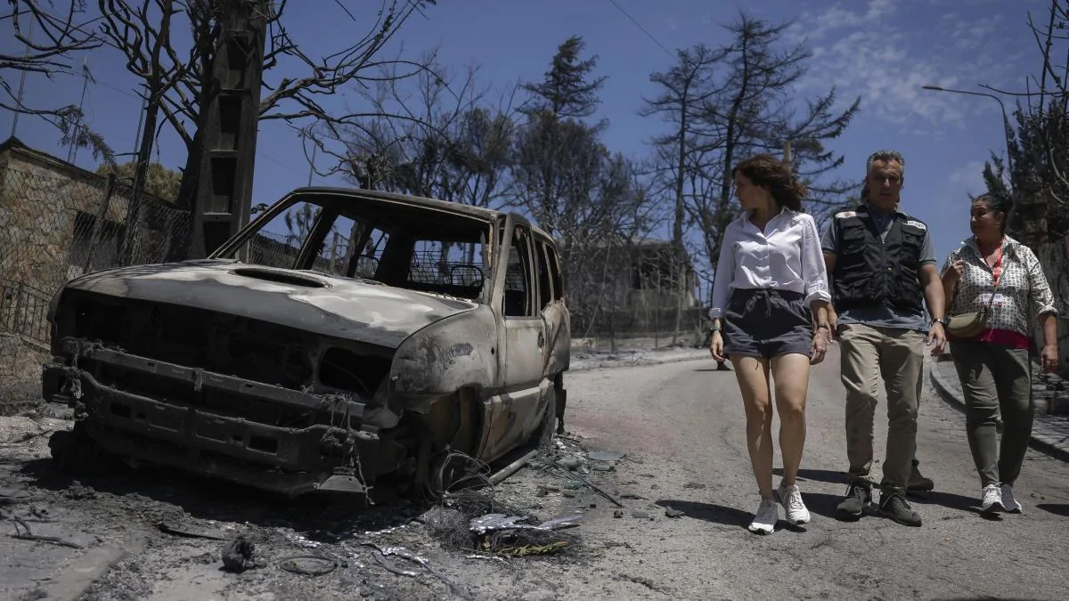 Ayuso requests that the Government take over the management of the fires declared in Madrid
