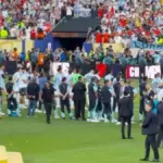 The Argentine team turns their backs on Spain in a controversial gesture during the World Cup trophy presentation