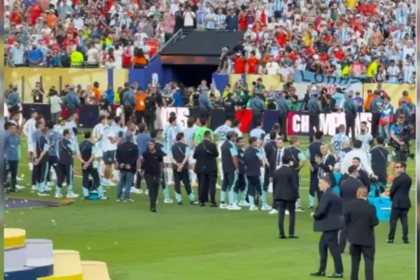 The Argentine team turns their backs on Spain in a controversial gesture during the World Cup trophy presentation
