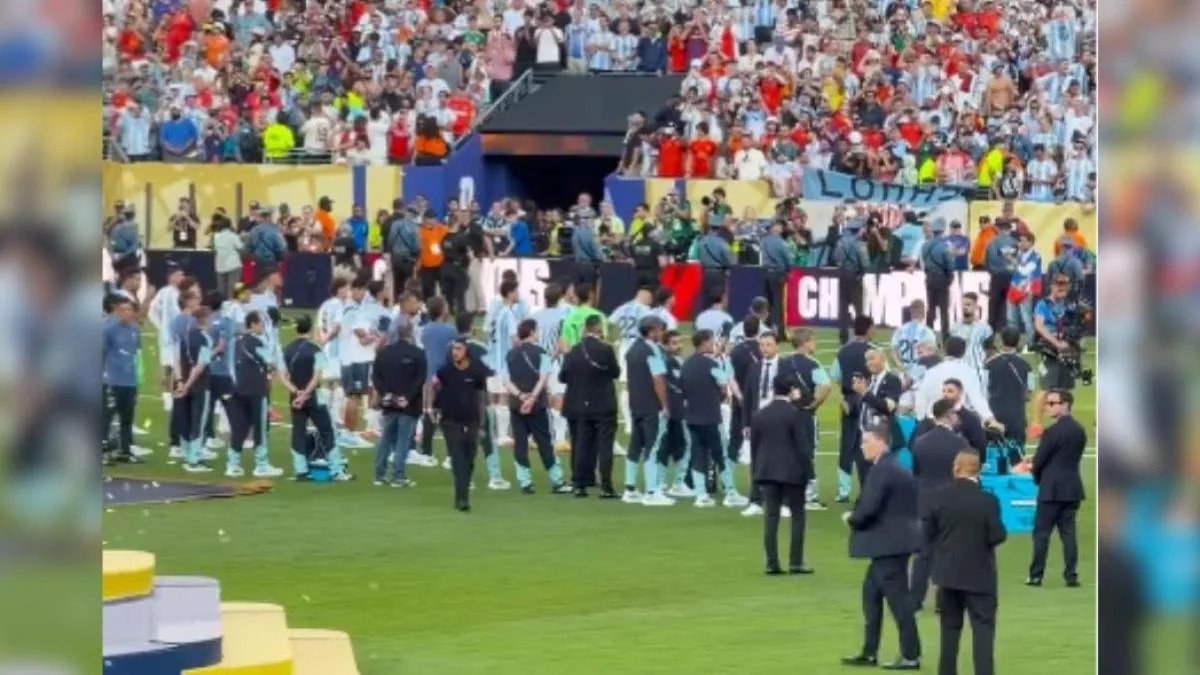 The Argentine team turns their backs on Spain in a controversial gesture during the World Cup trophy presentation