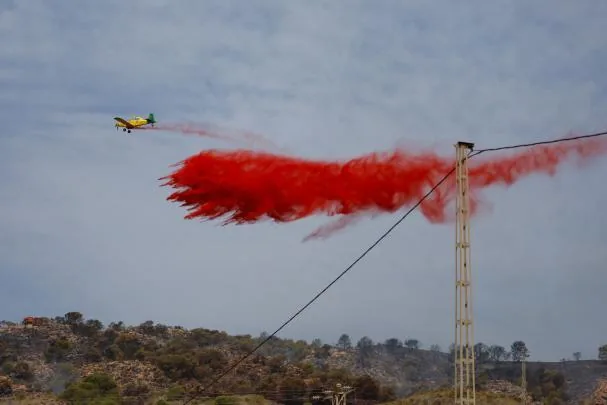 Los medios aéreos siguen trabajando sin cesar para apagar el fuego