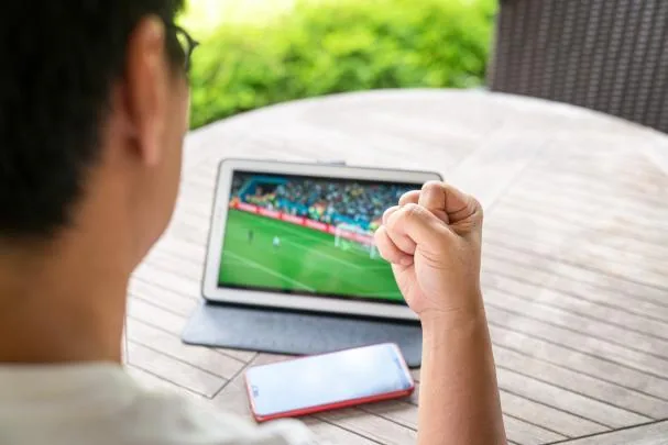 In Spain, you cannot watch football directly through the tablet, but you can follow your favorite streamer commenting on the matches.