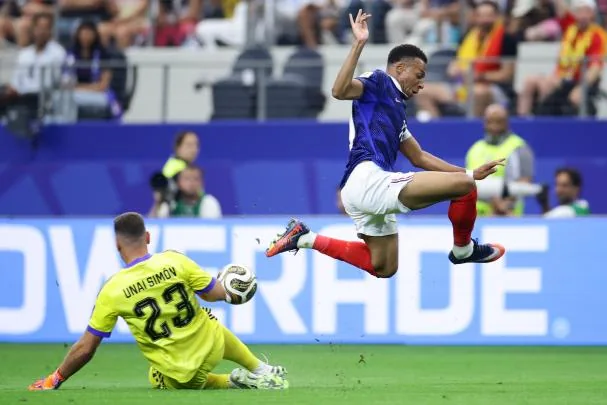 Unai Simón barriendo un balón de Mbappé
