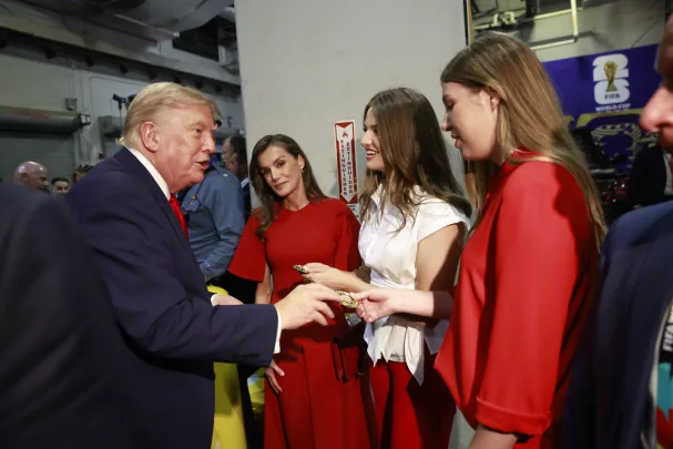 The President of the United States, Donald Trump, presents the Kings' daughters with commemorative medals of his presidency