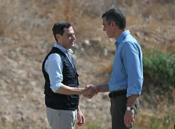 Both presidents greet each other moments before attending the meeting with those responsible for coordinating this emergency.