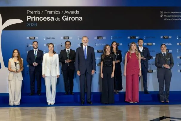 The six awardees with the Kings, Princess Leonor, and Infanta Sofía  