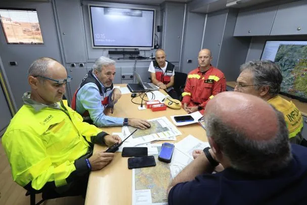 The President of the Government of Aragón, Jorge Azcón (2i), this Sunday during the Cecopi meeting held at the Advanced Command Post of Farasdués 