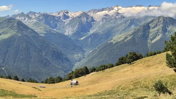 Espléndida panorámica con la cabaña al fondo 