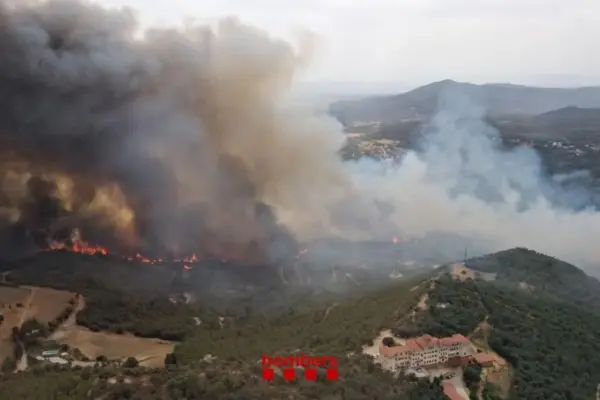 A fire in Sant Quirze Safaja forces the evacuation of a holiday home and a campsite