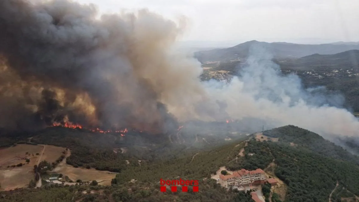 A fire in Sant Quirze Safaja forces the evacuation of a holiday home and a campsite