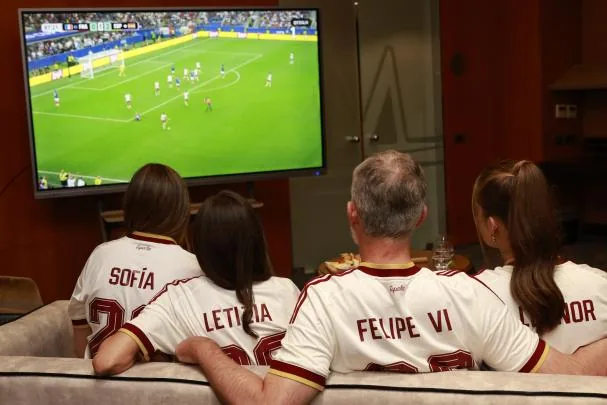 Los Reyes y sus hijas siguen el partido con las camisetas blanca de la selección con sus respectivos nombres al dorso