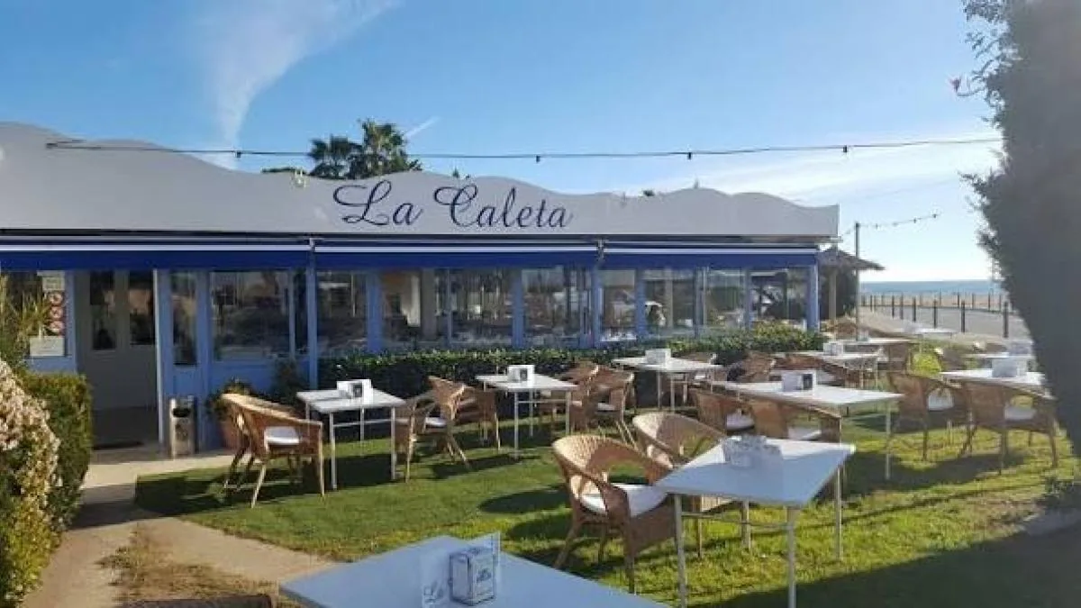 The 'La Caleta' restaurant in Sant Vicenç de Montalt is forced to close by the General Directorate of Coasts
