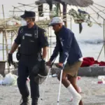 The transfer of immigrants from Trampolín beach to two temporary centers with 1,800 beds begins
