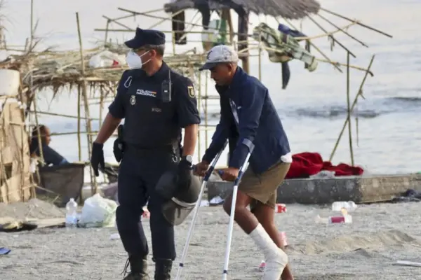 The transfer of immigrants from Trampolín beach to two temporary centers with 1,800 beds begins