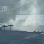 A group of Ceutíes breaks into Trampolín beach to burn the migrant camp