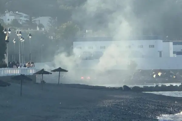 A group of Ceutíes breaks into Trampolín beach to burn the migrant camp