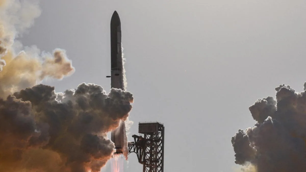 A piece of the SpaceX rocket crashes into the Moon and raises a cloud of dust