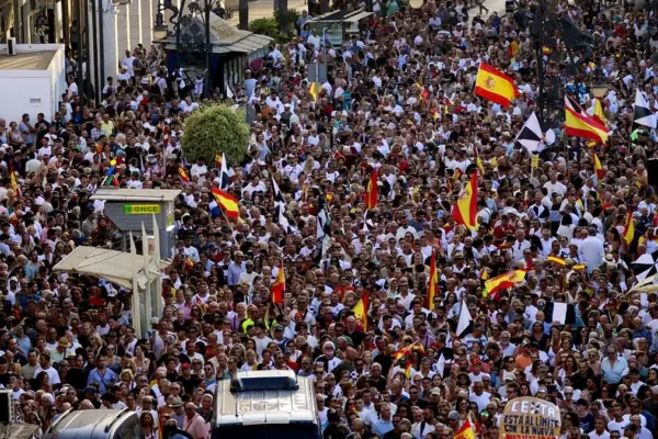 Thousands of Ceutíes take to the streets shouting "Enough already: Ceuta does not surrender"