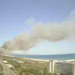 A fire forces the evacuation of the town of El Saler (València) and the beach campsites