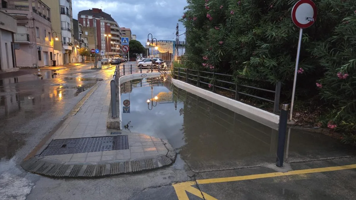 Train service disruptions and traffic impacts due to torrential rains on the Costa Daurada