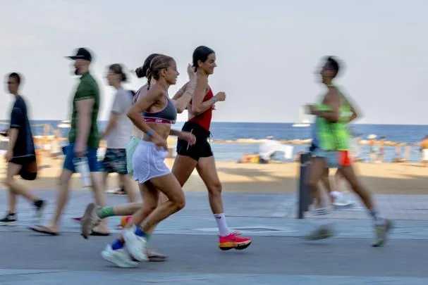 Many runners choose to go out in groups and run along the Passeig Marítim. 