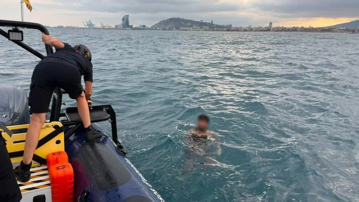 Arrested in Barcelona a fugitive with an arrest warrant in Vigo after being rescued while swimming offshore