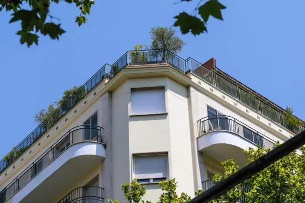 The penthouse that was purchased and has been put up for sale is located on General Martínez Campos promenade