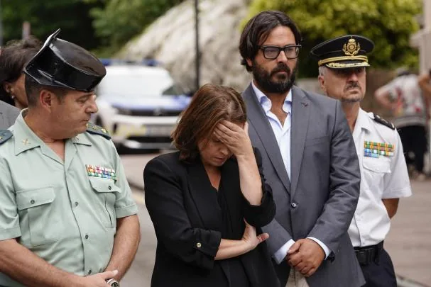 The Government delegate, Adriana Lastra (c), at the gathering condemning the sexist crime.