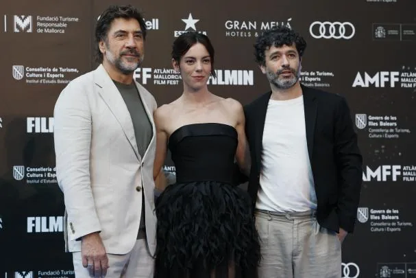 Director Rodrigo Sorogoyen with actors Javier Bardem and Vicky Luengo, protagonists of the film 'El ser querido'