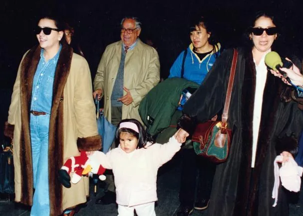 Isabel, upon her arrival in Spain after adopting Isa Jr and accompanied by her (then) friend María del Monte.