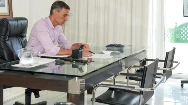 El trampantojo de la foto de Pedro Sánchez sin piernas en La Mareta