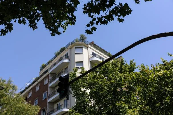 The penthouse that was purchased and has been put up for sale is located on General Martínez Campos promenade.