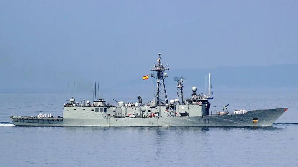 The Navy strengthens its deployment in Ceuta with two frigates and the Police send more riot officers